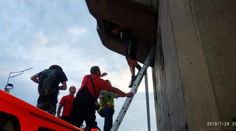 Спасатели сняли подростков с опоры Южного моста