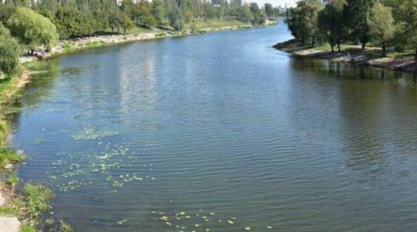 Спасатели достали тело мужчины из Русановского канала
