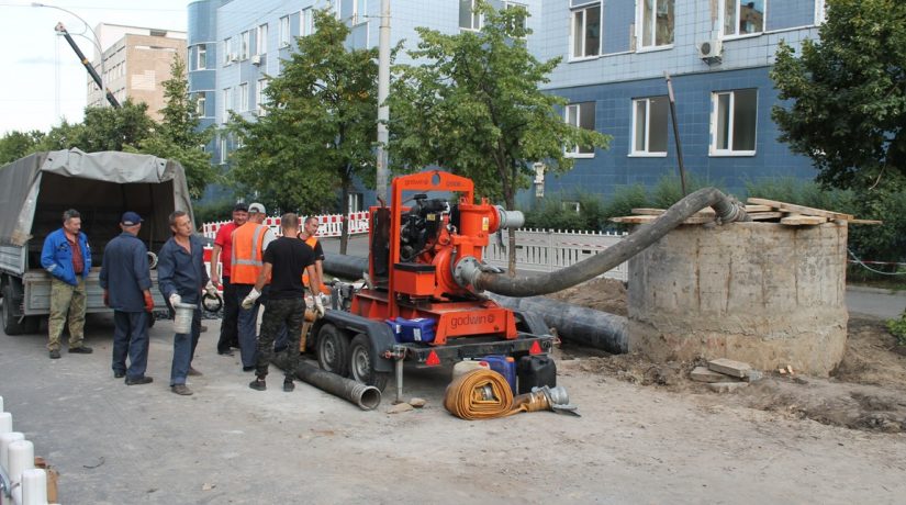 Подземные воды подтапливают место аварии коллектора на улице Мостицкой