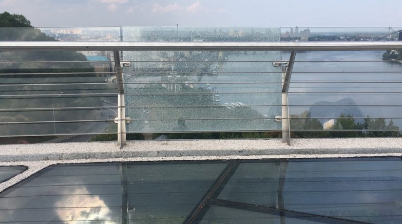 На новом пешеходном мосту треснуло стекло бокового ограждения