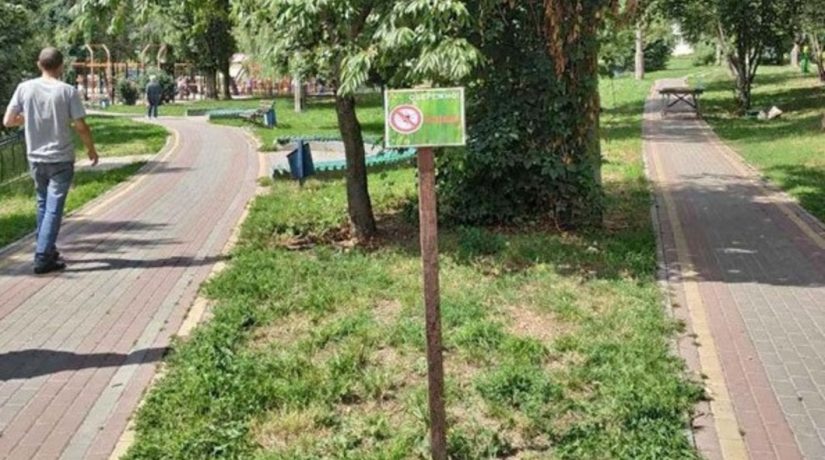 «Осторожно, клещи»: ​​в парках восстанавливают предупредительные таблички