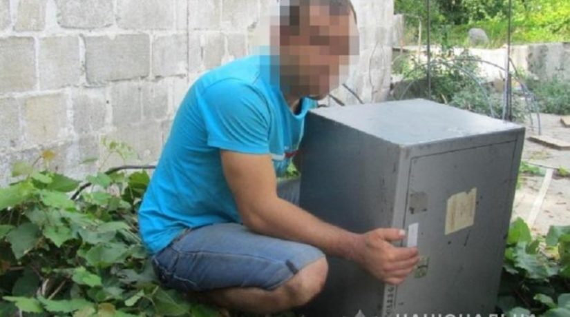В Киеве задержали мужчину за кражу сейфа с работы