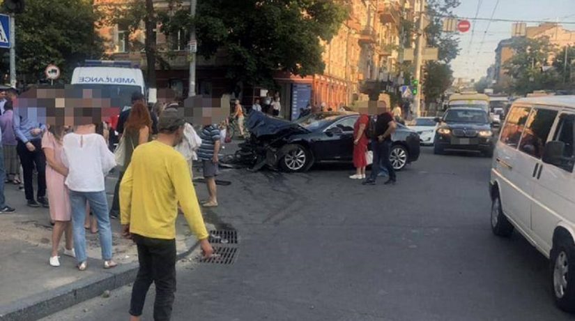 В центре Киева авто после ДТП понесло на пешеходов, пострадали шесть человек