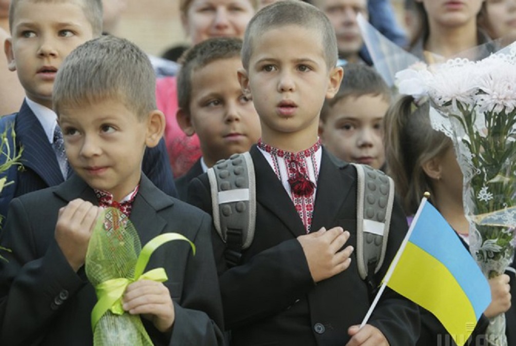 Школьник украины. Украинские дети в школе. Украинец школьник. Украинские первоклассники. Первое сентября в Украине.