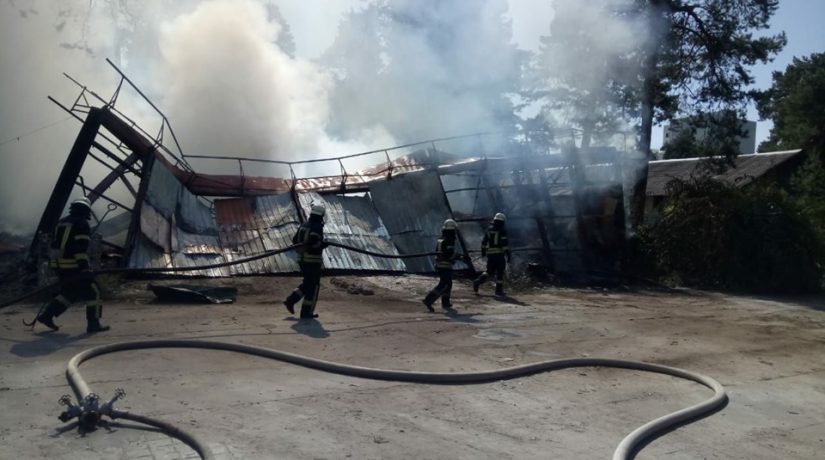 В Дарницком районе сгорел ангар со стройматериалами площадью 400 кв. м