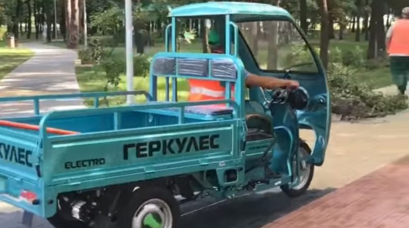 Парк «Победа» начал обслуживать электрический трицикл «Геркулес»