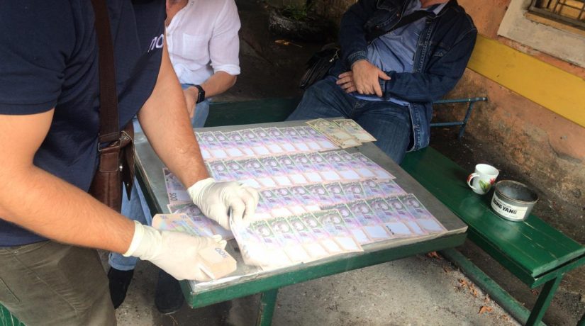 В Киевской области госчиновника поймали на взятке в 100 тысяч гривен