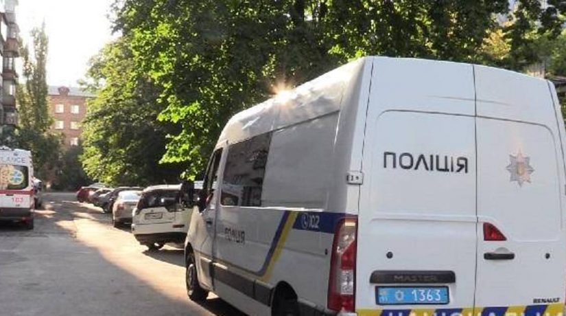 В Киеве мужчина во время обыска выпрыгнул с десятого этажа