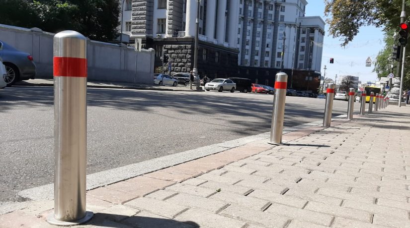 На улице Грушевского установили антипарковочные столбики