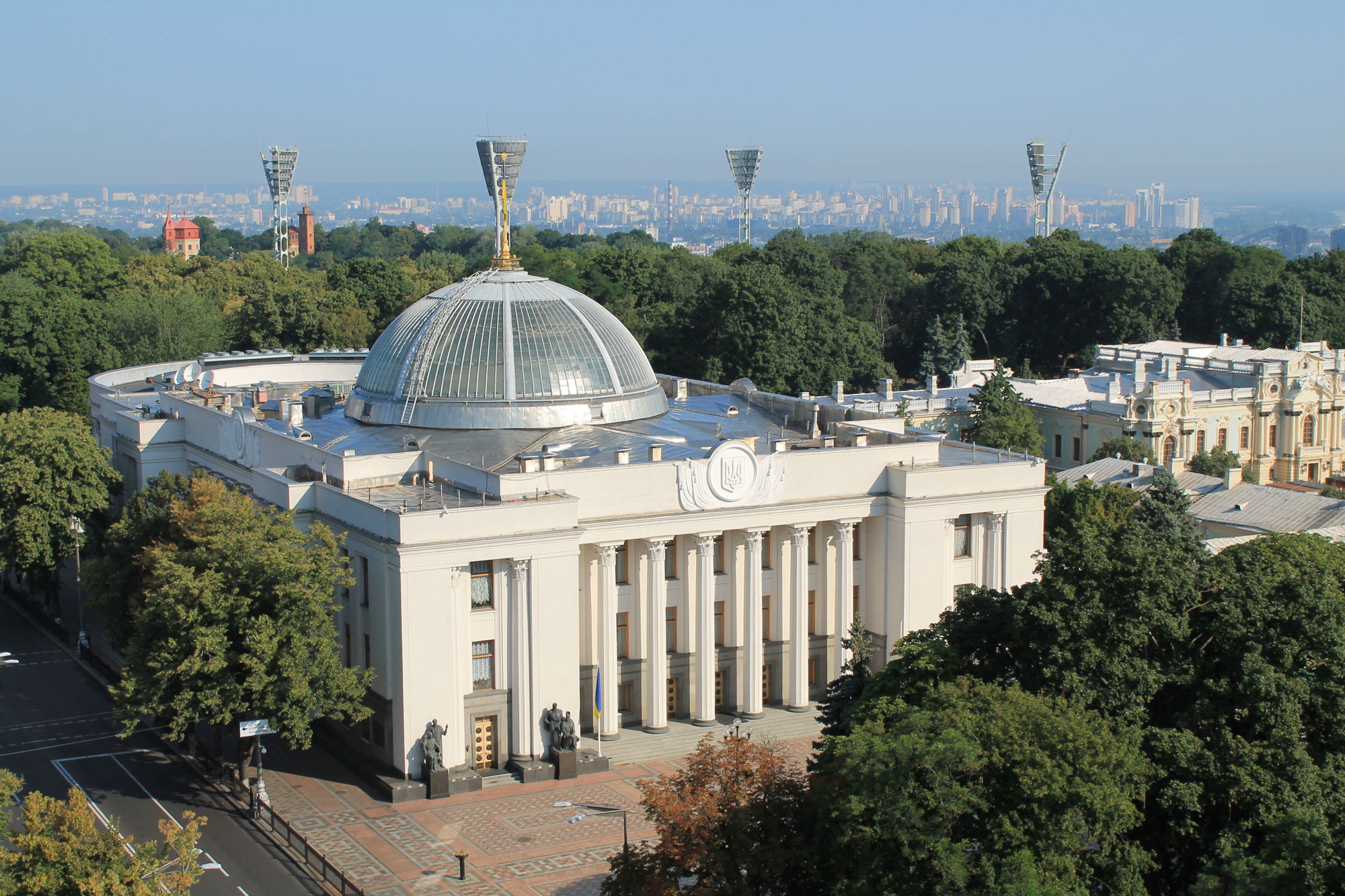 Рада украины фото. Киев Верховная рада здание. Здание Верховного совета Украины. Здание Верховной рады Украины фото. Киев задние Верховной рады.