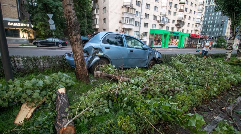 На бульваре Леси Украинки автомобиль вылетел на аллею