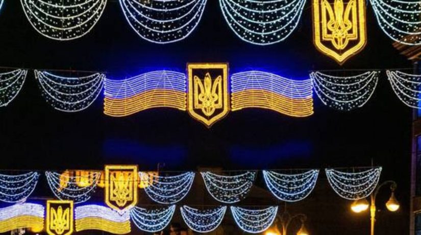 Киев украсили более 700 государственными флагами и праздничной иллюминацией
