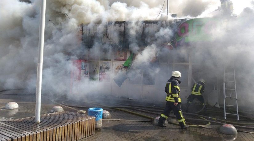 На Дарнице произошел сильный пожар на крытом рынке