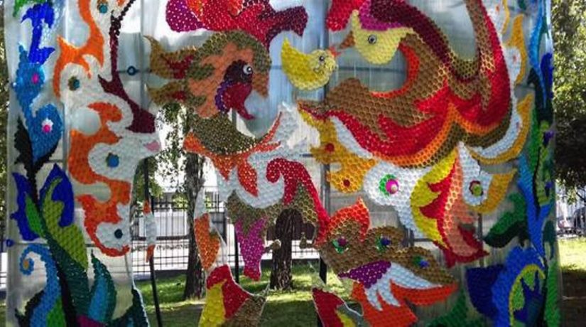 В центре Киева появилась эко-инсталляция из 12 тысяч пластиковых крышек