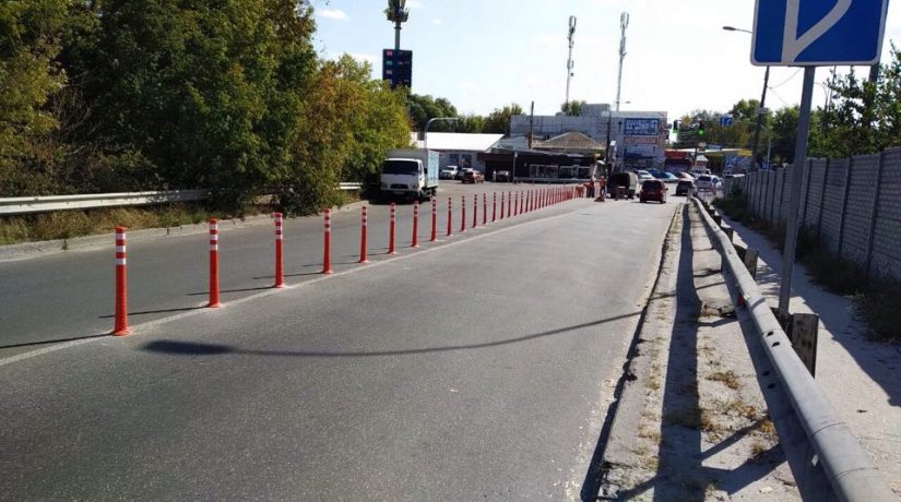 На двух проблемных перекрестках в Дарницком районе установили делиниаторы