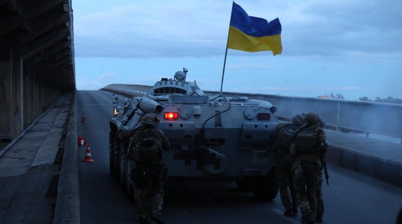 БТР под украинским флагом против человека с украинским флагом на авто