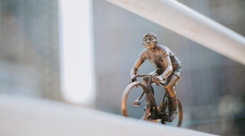 Новая мини-скульптурка «Шукай» посвящена киевскому велотреку