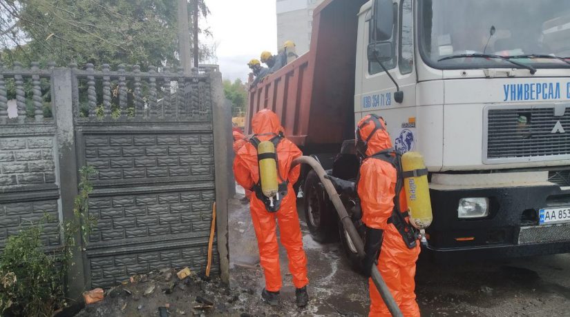 На стройплощадке в Днепровском районе откопали баллоны с неизвестным веществом