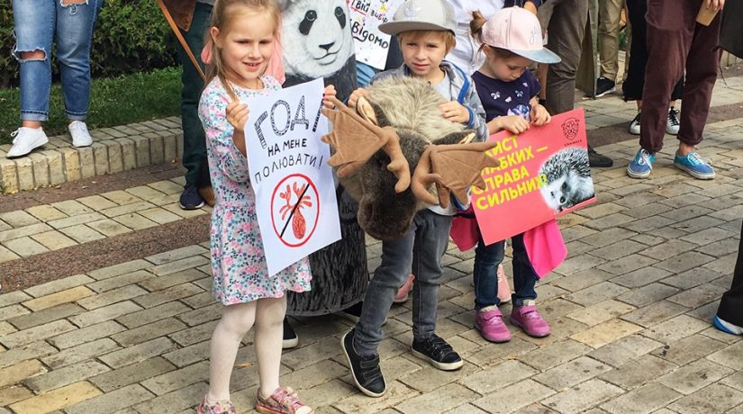 Тысячи человек вышли на марш в защиту животных в Киеве