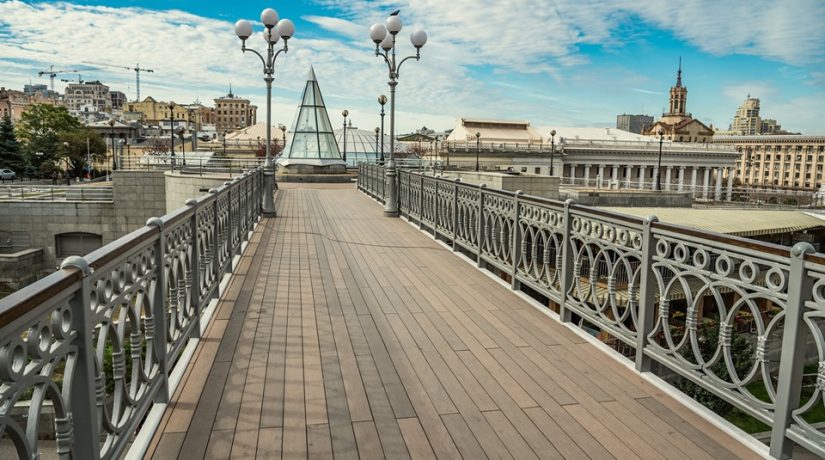 Завершен ремонт пешеходного моста на Аллее Героев Небесной сотни