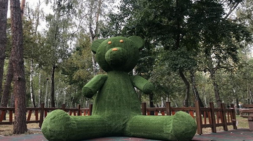 В парке «Победа» появился большой зеленый медведь