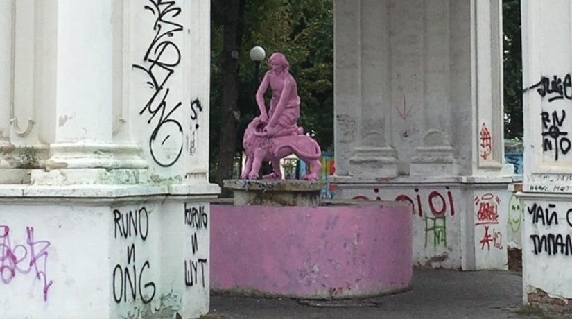 Полиция задержала вандалов, покрасивших фонтан «Самсон» в розовый цвет