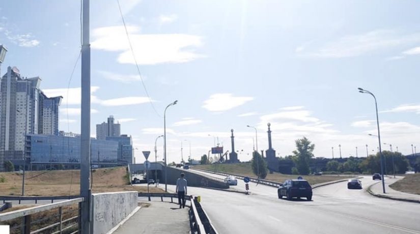 На левобережном подъезде к мосту Патона убрали 28 билбордов