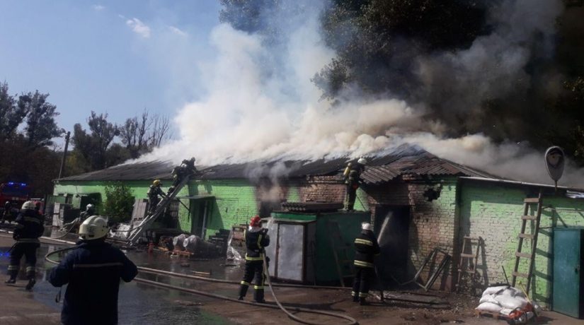 В Подольском районе на складе со стройматериалами произошел пожар