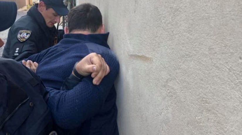 Депутата Киеврады ударили кирпичом по голове во время общения с полицией