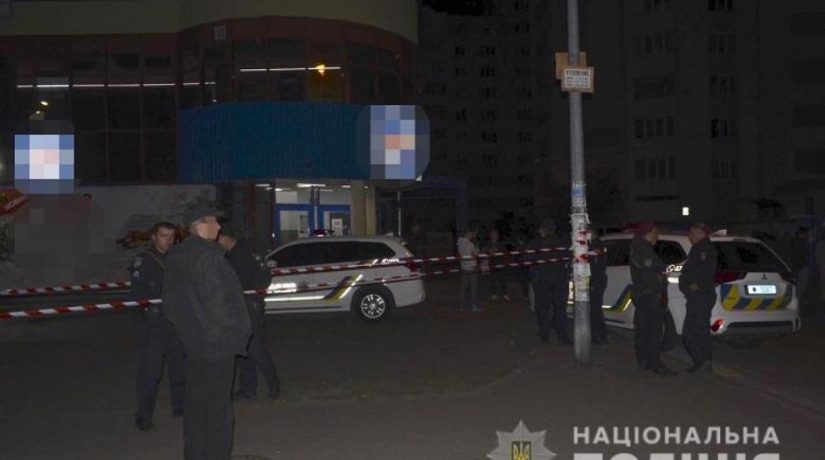 В Киеве задержали трех человек за нападение на полицейского