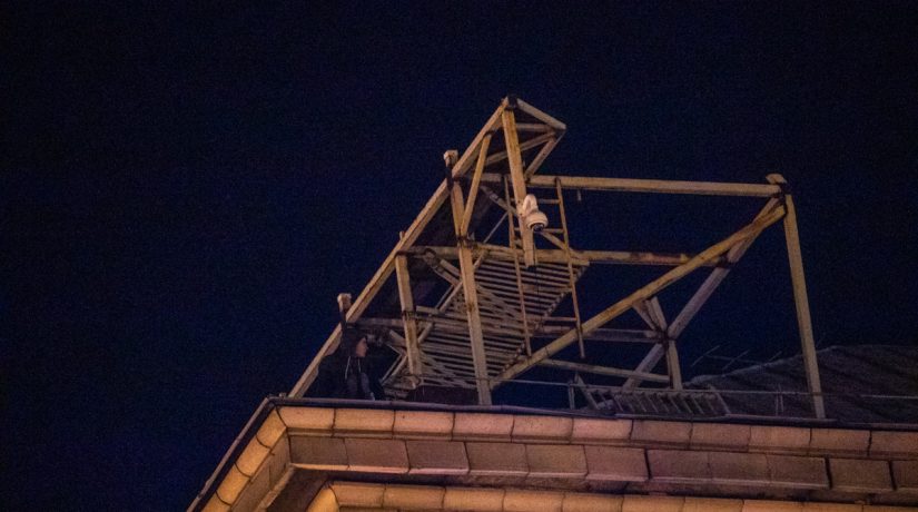 На Майдане парень пять часов просидел на краю крыши, угрожая прыгнуть
