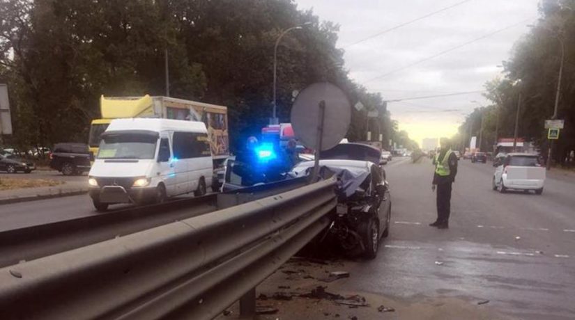 На проспекте Глушкова погиб водитель Hyundai, налетев на отбойник