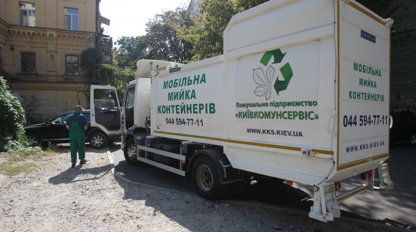 Мусорные контейнеры будут мыть в Киеве с помощью специальной техники