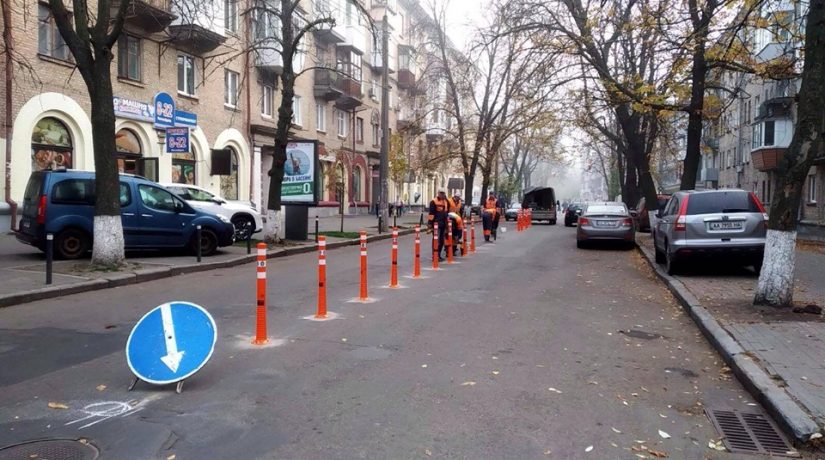 Полосы движения на улице Цитадельной разделили делиниаторами