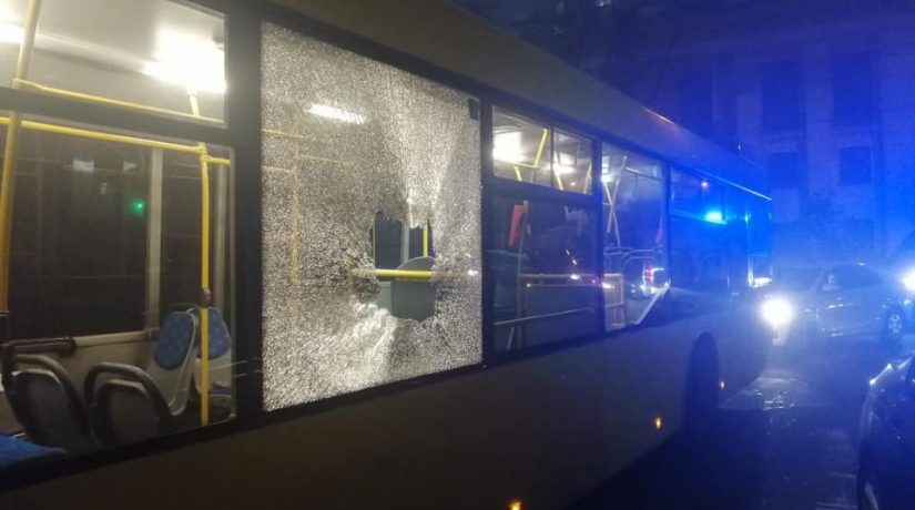 Возле НСК «Олимпийский» забросали камнями автобусы с футбольными болельщиками