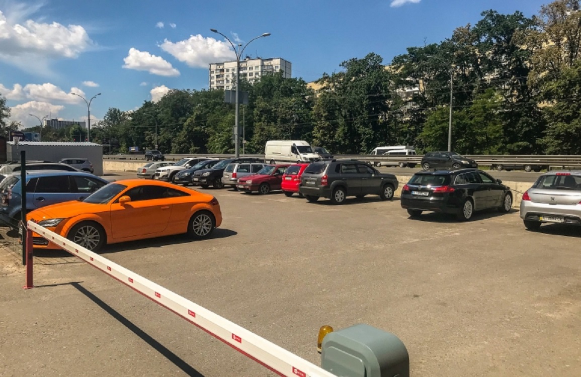 Где можно оставить автомобиль. Парковка Киевская стоимость. Где можно припарковать машину у Моники.