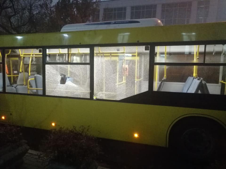 автобус, разбитые окна
