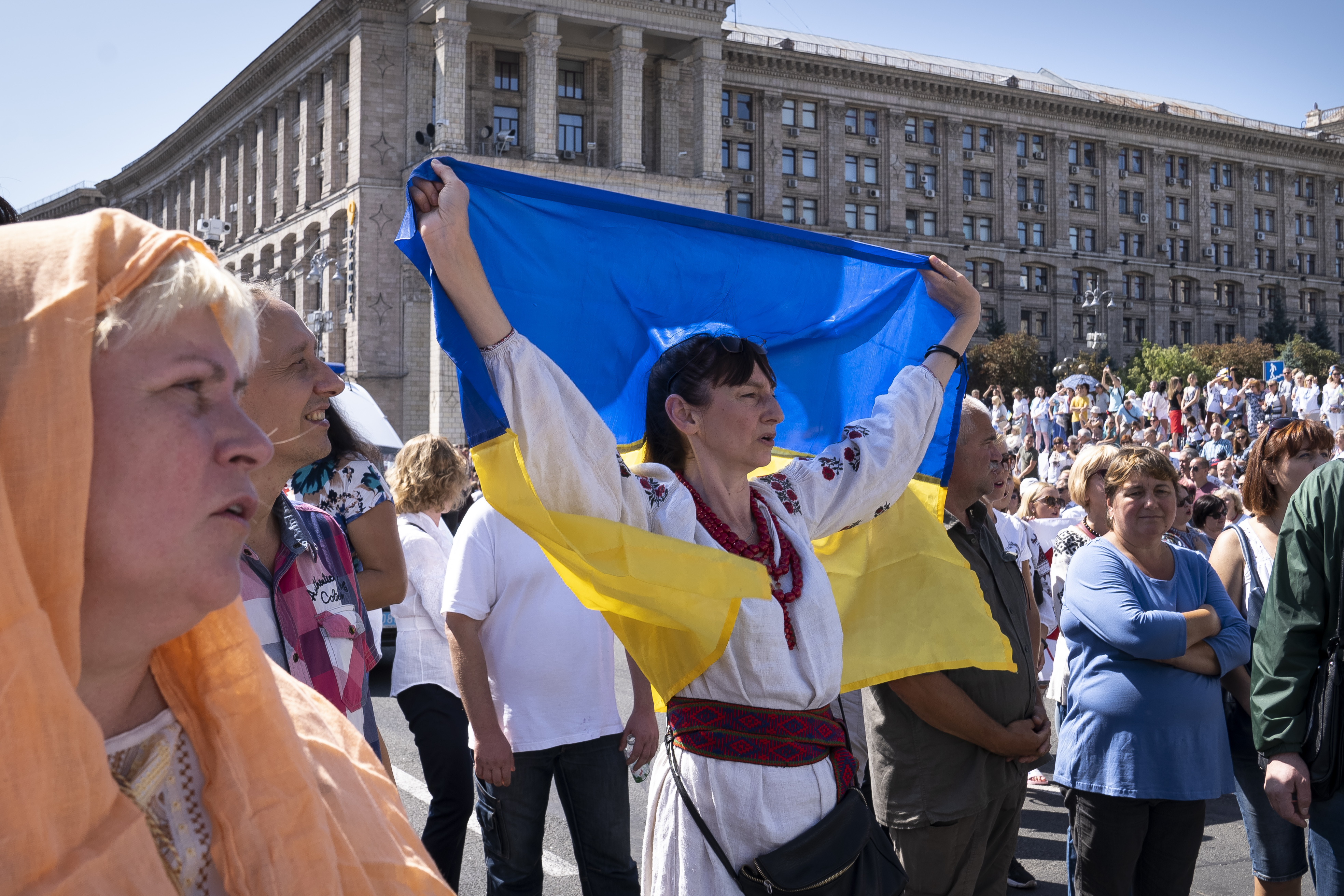 девушка с украинским флагом