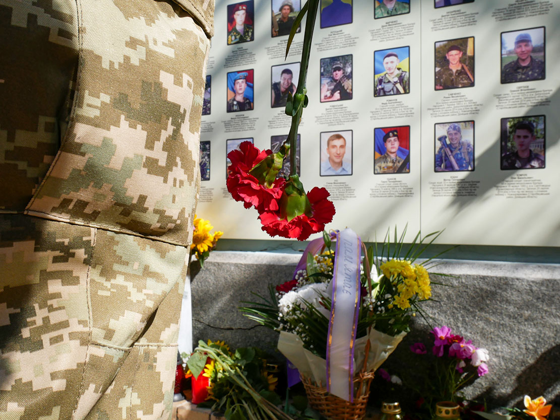 возложение цветов погибшим украинским воинам