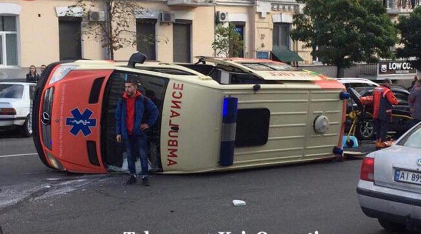 В Киеве в результате ДТП перевернулся автомобиль скорой помощи
