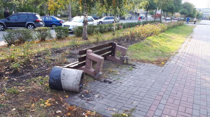 На бульваре Труда вандалы повредили шесть скамеек