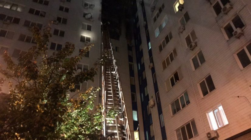В Днепровском районе горели четыре этажа многоэтажки