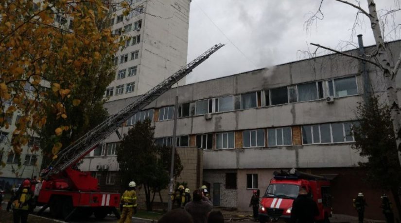 На улице Братиславской произошел пожар в больнице, спасены три человека