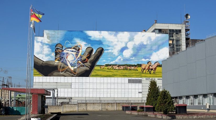 На стене Чернобыльской АЭС нарисовали большой мурал