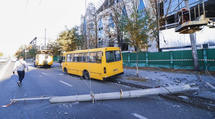 На Лукьяновке маршрутка снесла электроопору, остановив движение троллейбусов