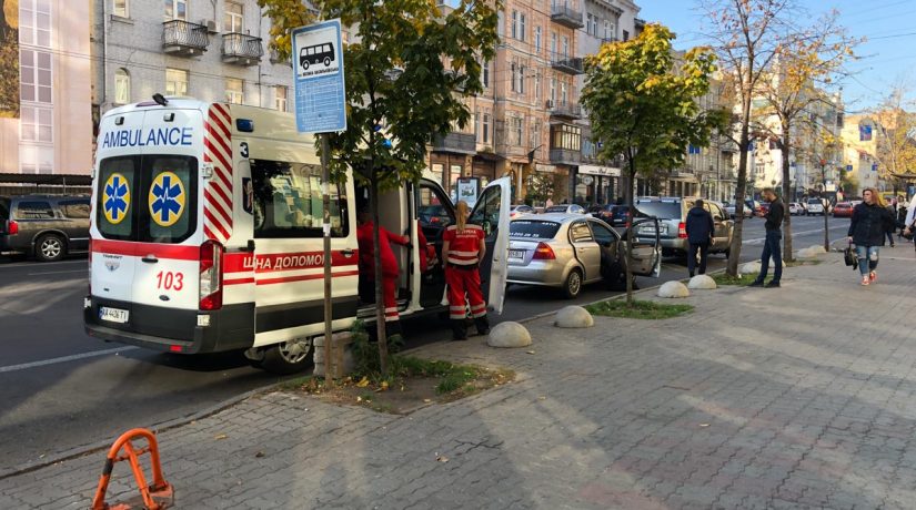 На улице Саксаганского мужчина умер во время поездки в такси