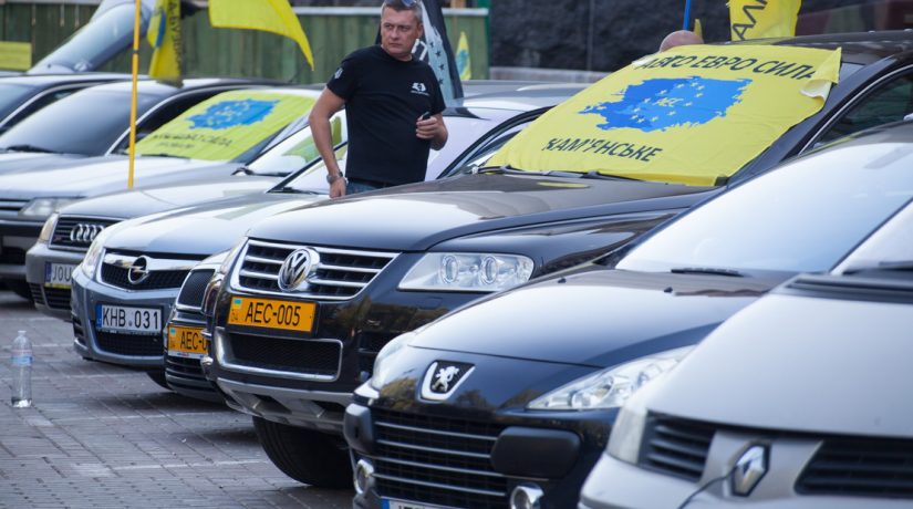 На Грушевского митингуют владельцы машин на еврономерах, движение затруднено