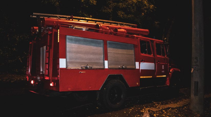 На улице Родимцева пожарные спасли из горящей квартиры мужчину и женщину