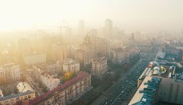 Не виходьте на вулицю: у Києві погіршилась якість повітря через піщаний пил з Сахари
