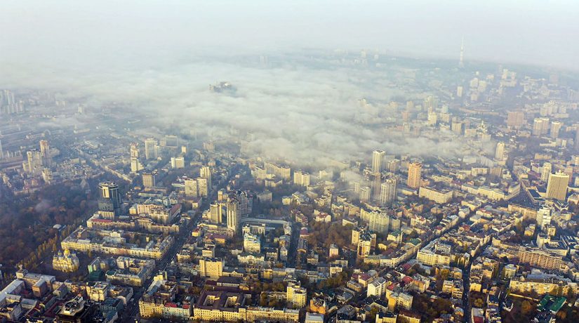 У Києві повітря пахне паленим листям – причина